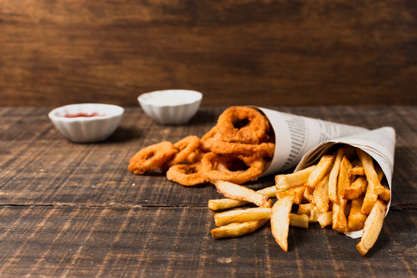 aros cebolla papas fritas mesa madera 23 2148272990