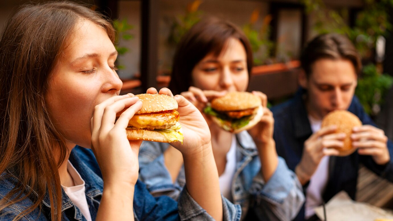 grupo tres amigos disfrutando hamburguesas 23 2148718915