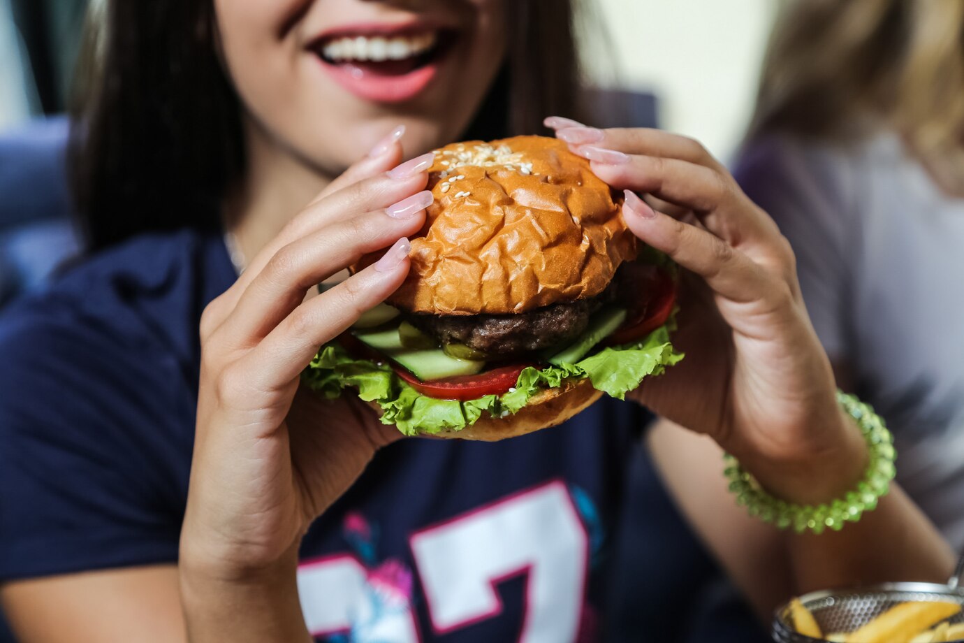hombre comer carne hamburguesa lechuga pepino tomate vista lateral 141793 12285