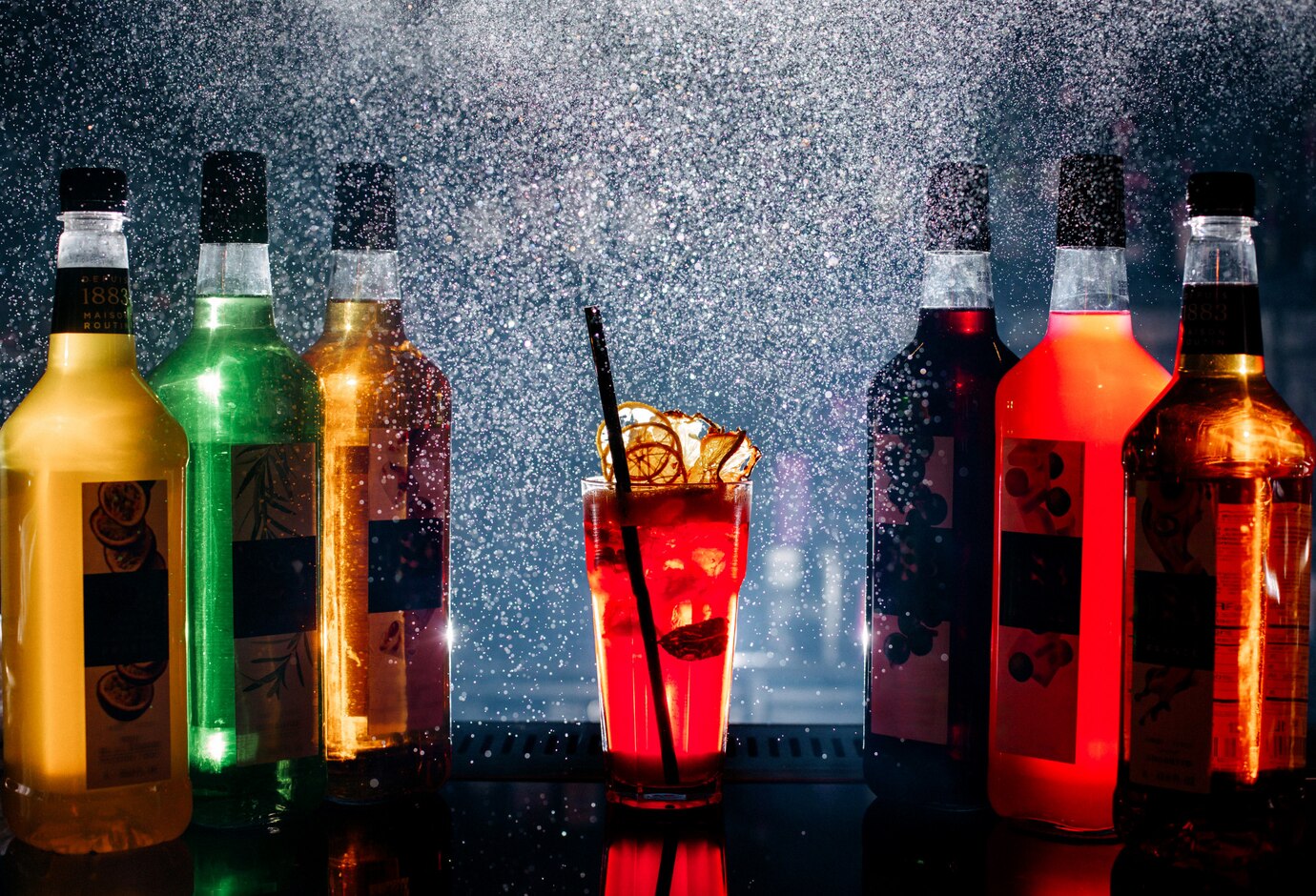 vista frontal diferentes bebidas coloridas dentro botellas 140725 14407